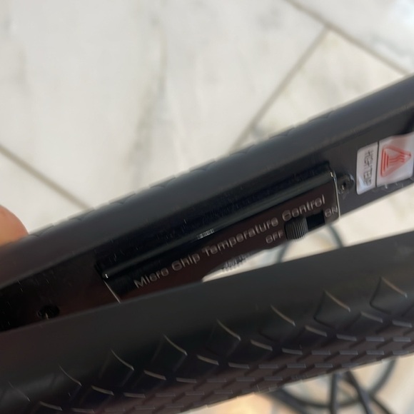 Martino by Martino Cartier 1.25” flat iron model number MCT3013 - Picture 6 of 6